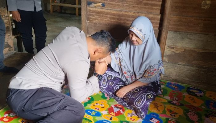 Polres Bangka Selatan Buktikan Kepedulian Lewat Program Jumat Berkah untuk Lansia di Desa Gadung
