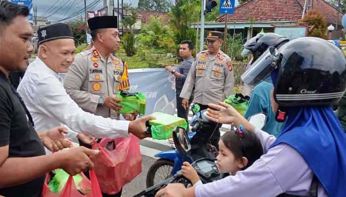 Polres Basel dan Media Kompak, Bagi-bagi Takjil, Tebar Berkah Ramadan di Toboali