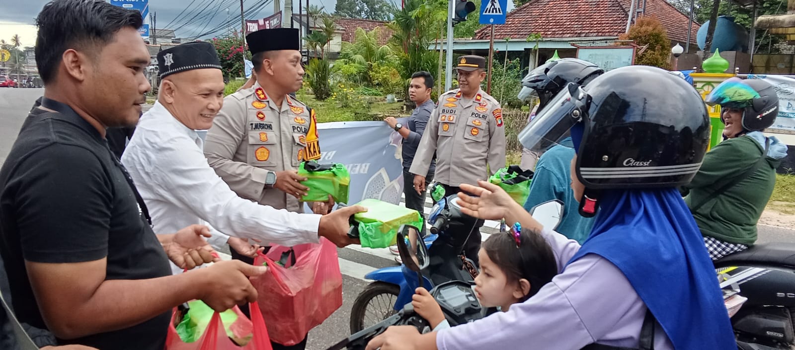 Polres Basel dan Media Kompak, Bagi-bagi Takjil, Tebar Berkah Ramadan di Toboali