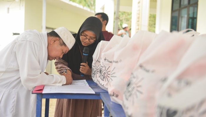PT Timah Tebar Kebahagiaan Ramadan, Sapa Lansia di Desa Mayang dengan Sembako