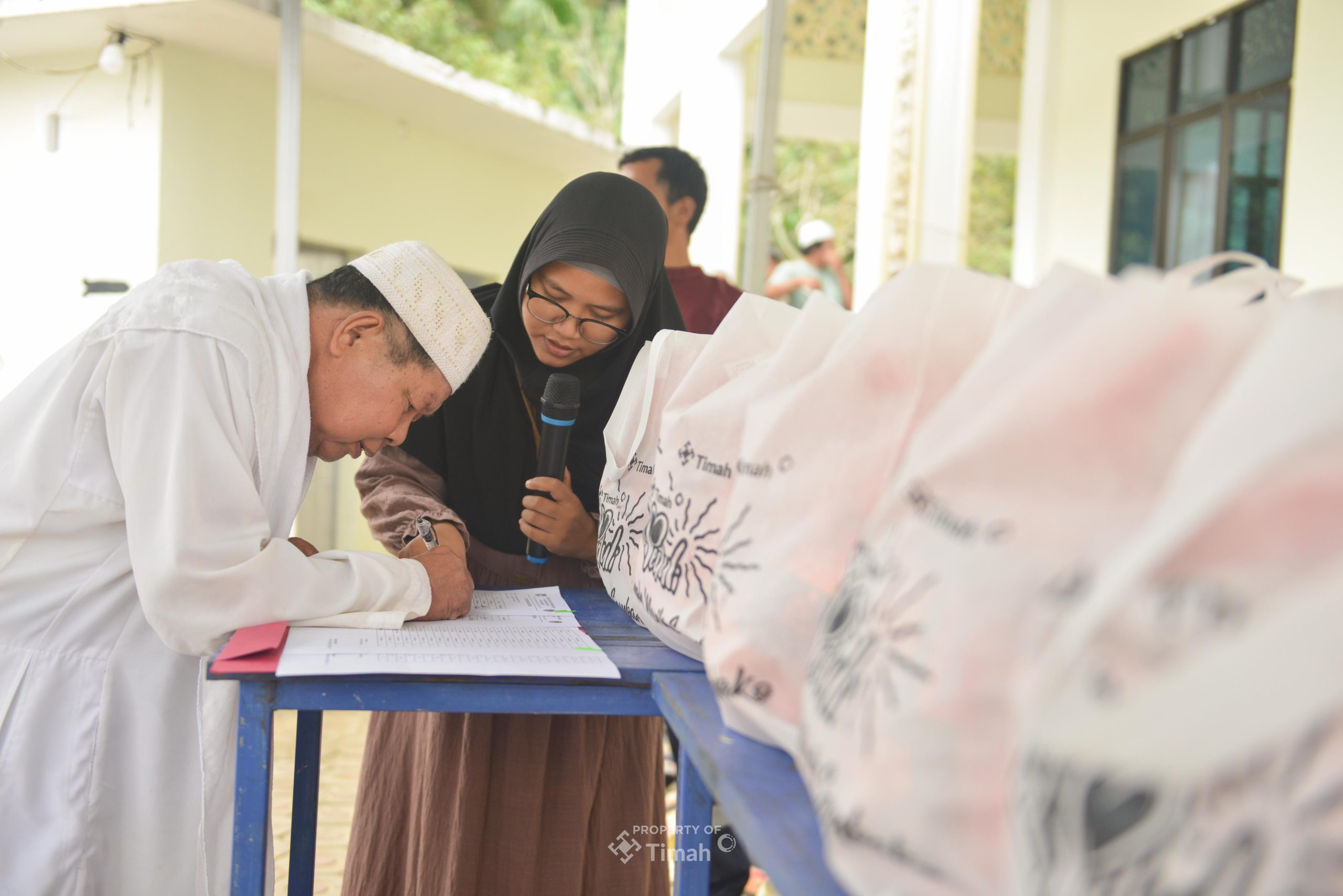 PT Timah Tebar Kebahagiaan Ramadan, Sapa Lansia di Desa Mayang dengan Sembako
