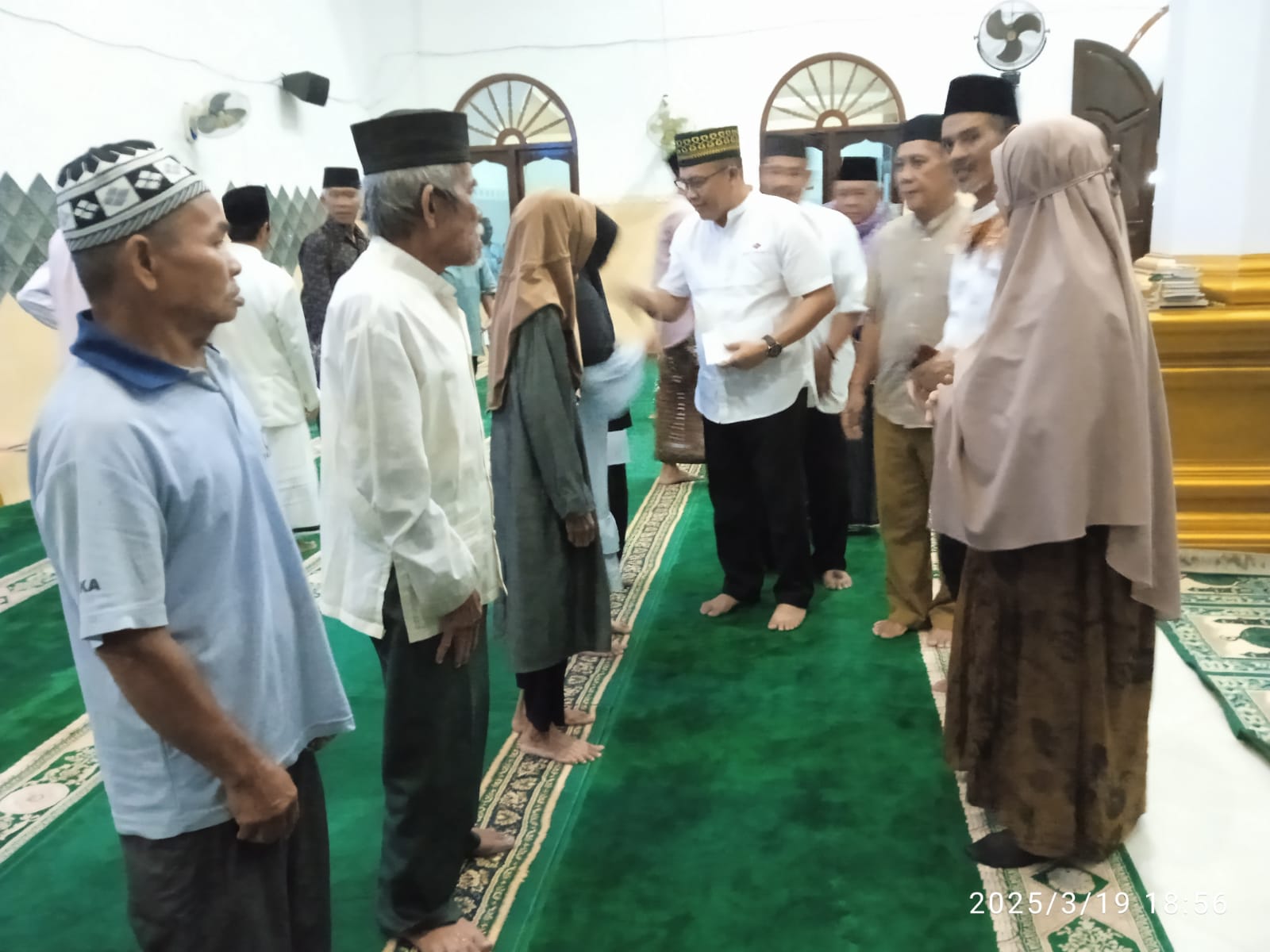 Safari Ramadan, Sukirman Santuni Warga Kurang Mampu di Desa Pangek