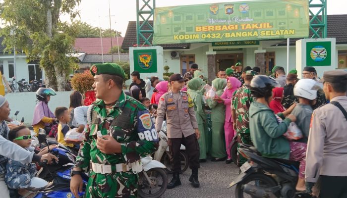 TNI-Polri di Bangka Selatan Bagi-bagi Takjil Jelang Berbuka Puasa