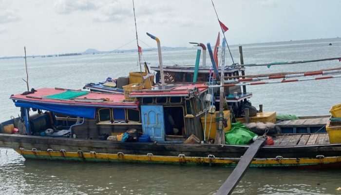 Perairan Toboali Digerogoti Kapal Rawai dari Sungsang, Nelayan Kecil Menjerit: Jaring Rusak, Rezeki Amblas!