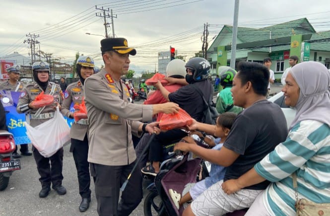 Polresta Pangkalpinang dan Komunitas Motor Berbagi Takjil di Simpang 7