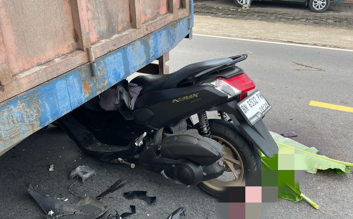 Brakkk.. Pengendara N-Max Tewas di Tempat Usai Hantam Truk di Kampung Jeruk