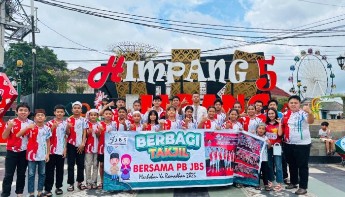 Atlet Muda PB JBS Bangka Selatan Bagikan Ratusan Takjil untuk Masyarakat Toboali