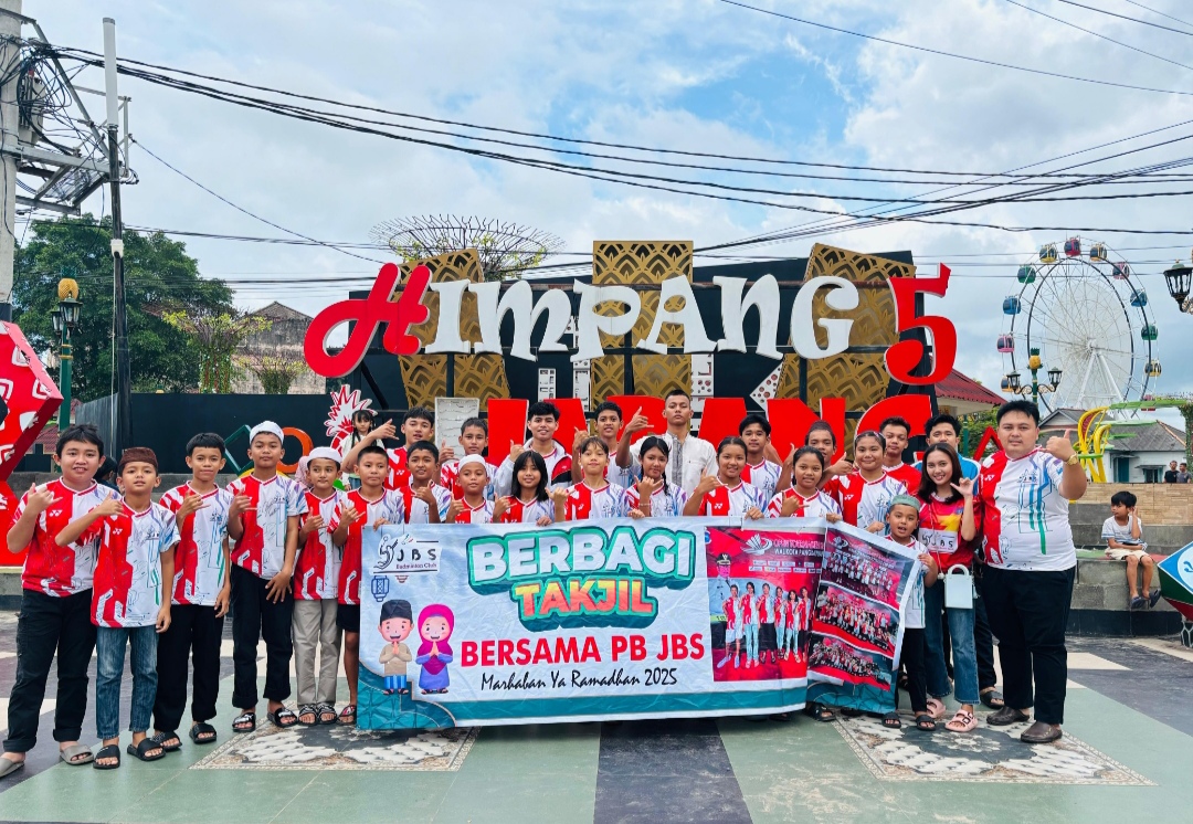 Atlet Muda PB JBS Bangka Selatan Bagikan Ratusan Takjil untuk Masyarakat Toboali