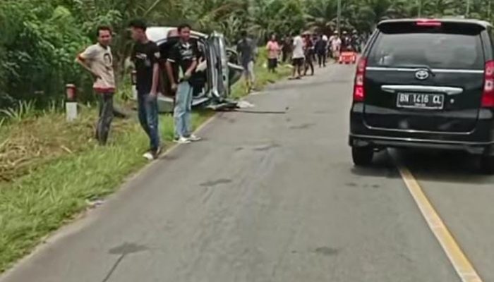 Hati-hati Sob! Dua Minibus Tabrakan di Jalan Desa Pergam, 2 Orang Dilarikan ke Rumah Sakit