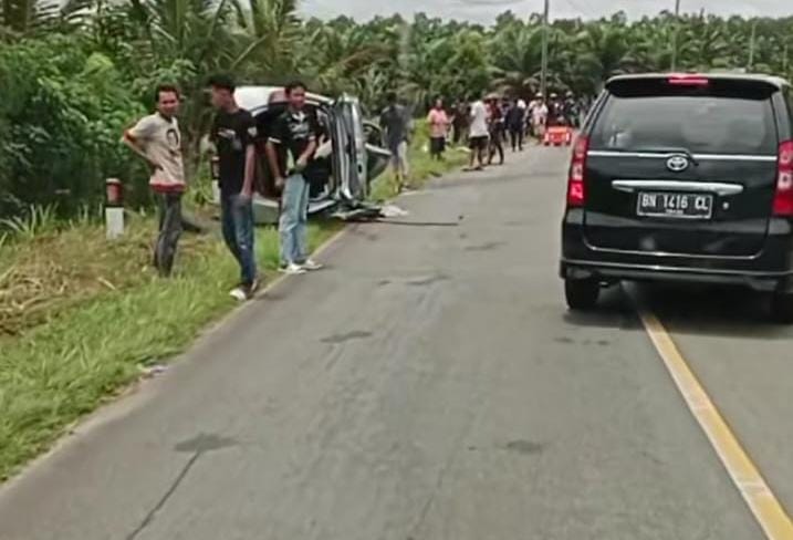 Hati-hati Sob! Dua Minibus Tabrakan di Jalan Desa Pergam, 2 Orang Dilarikan ke Rumah Sakit