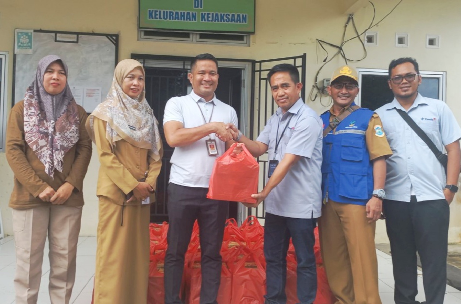 Tanggap Banjir, PT Timah Kirim Bantuan Makanan Cepat Saji untuk Warga Pangkalpinang