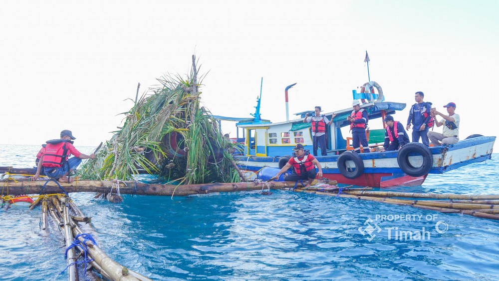 Jaga Ekosistem Laut, PT Timah Kembali Tenggelamkan Rumpon bersama Nelayan Matras