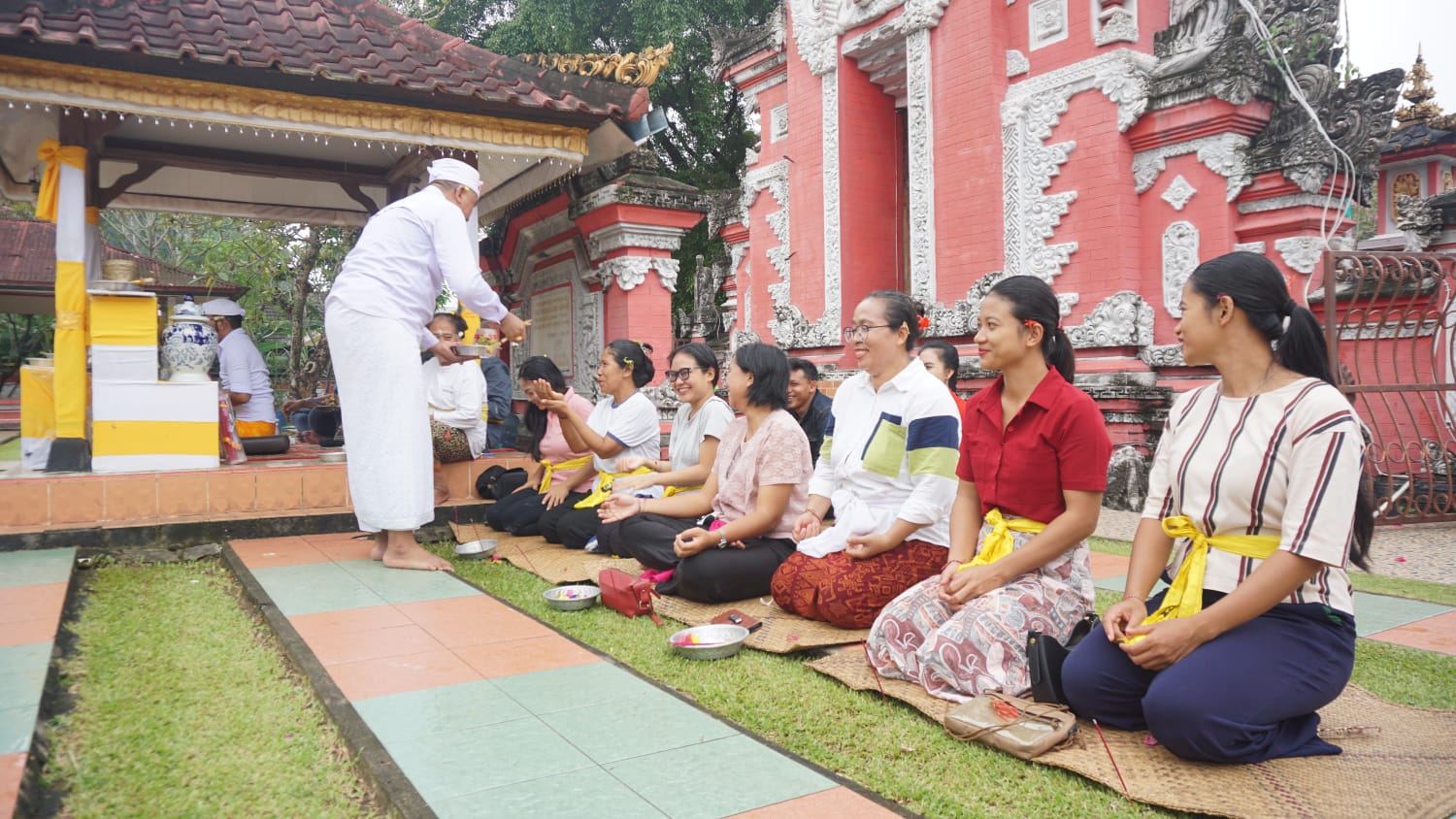 Semarak Dharma Santi BUMN 2025, BUMN Regional Palembang Gelar Bakti Sosial