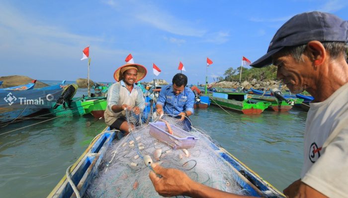Dukung Perekonomian Nelayan, PT Timah Salurkan Bantuan Alat Tangkap dan Jaminan Sosial