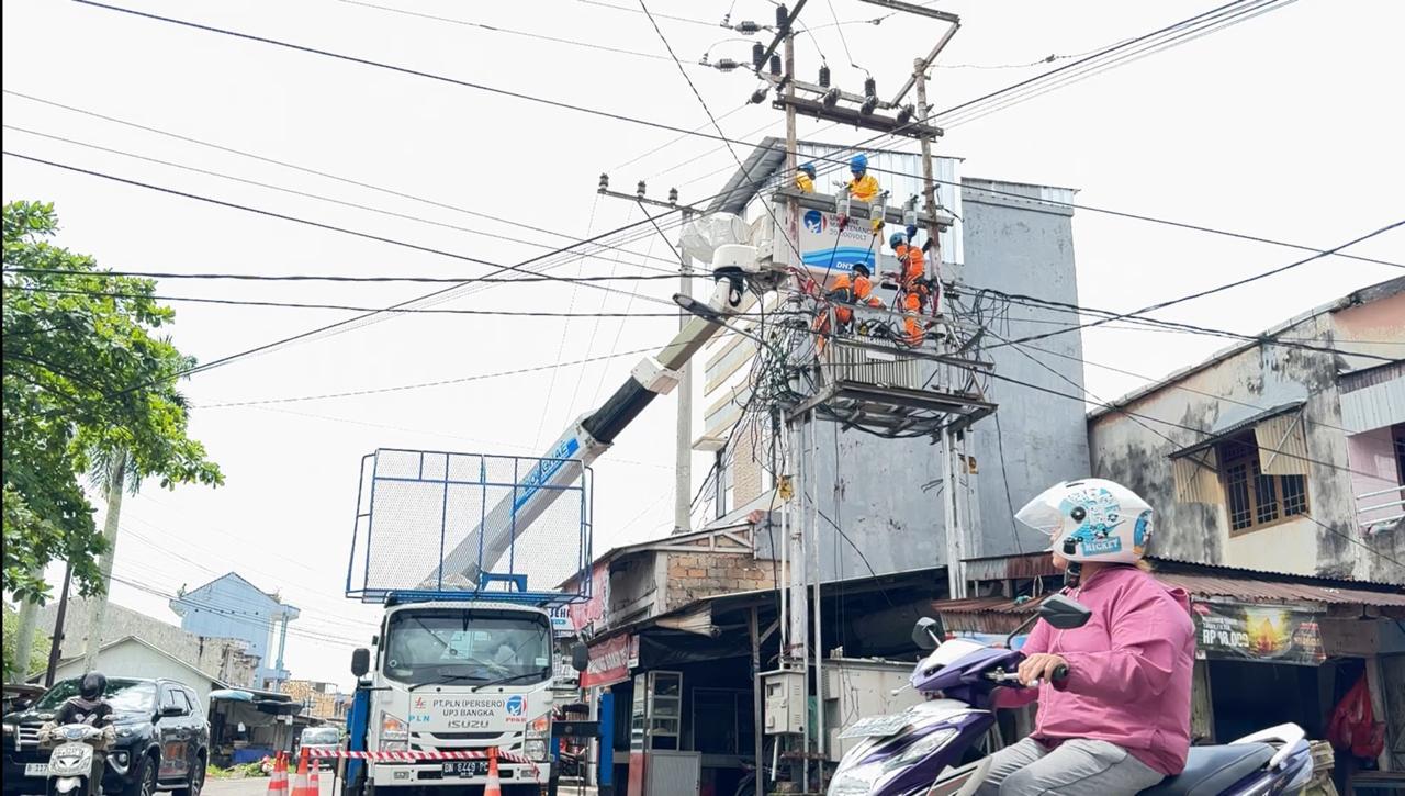 Pastikan Listrik Aman, GM PLN Babel Pimpin Inspeksi Pemeliharaan Tanpa Padam