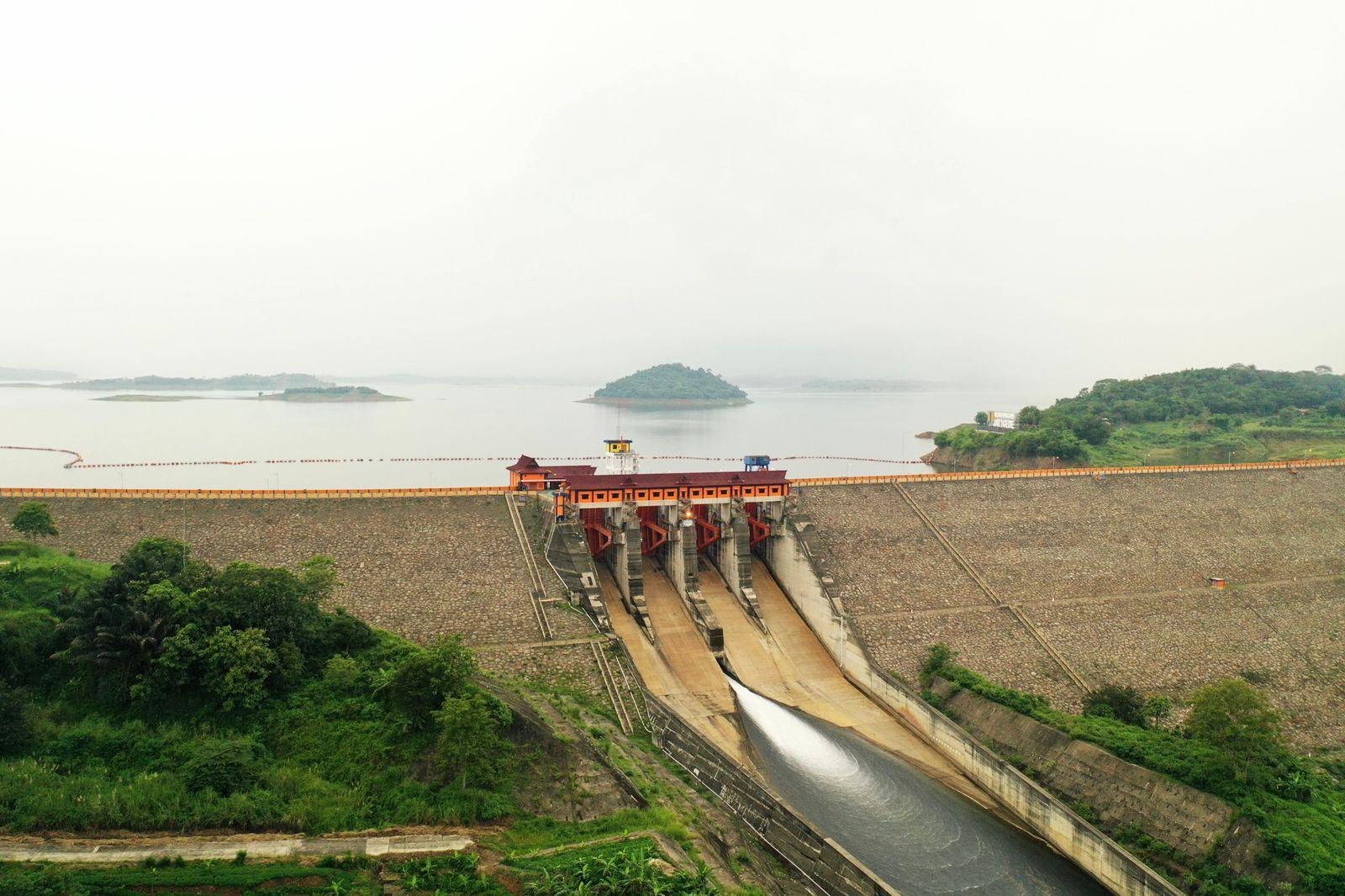 PLN dan Masdar Sepakat Kembangkan PLTS Terapung, Dukung Target NZE 2060