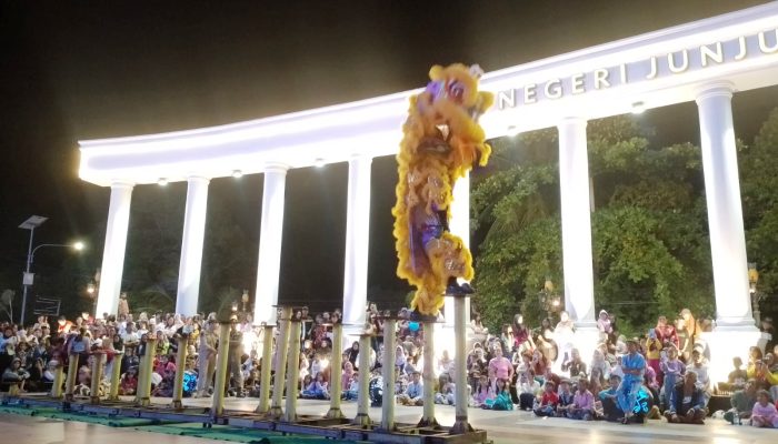 Atraksi Spektakuler Barongsai Benteng Selatan Meriahkan Alun-alun Toboali