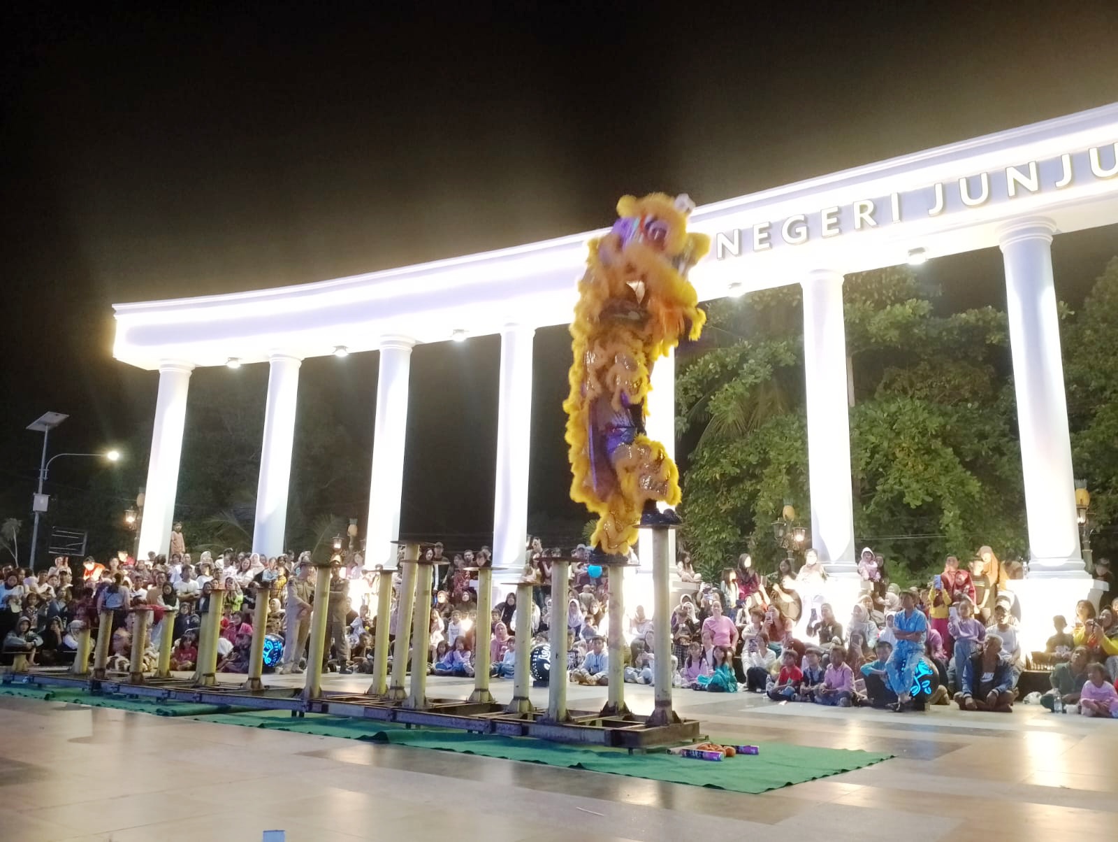 Atraksi Spektakuler Barongsai Benteng Selatan Meriahkan Alun-Alun Toboali