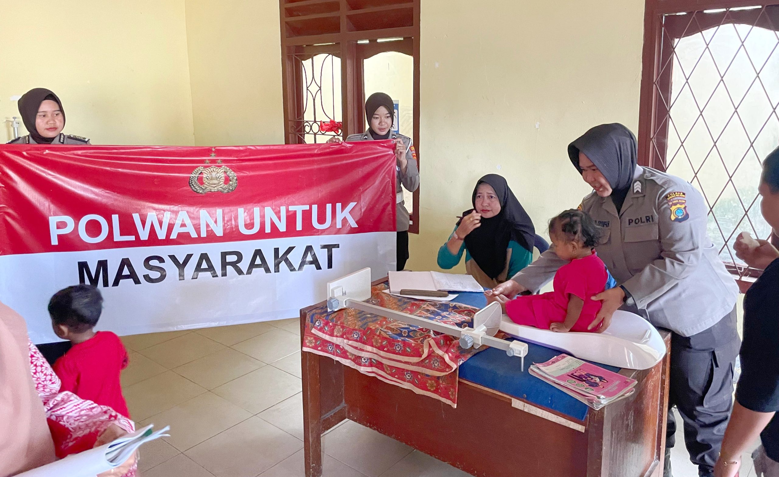Turun ke Posyandu, Polwan Polres Basel Imbau Warga Jaga Kesehatan Anak