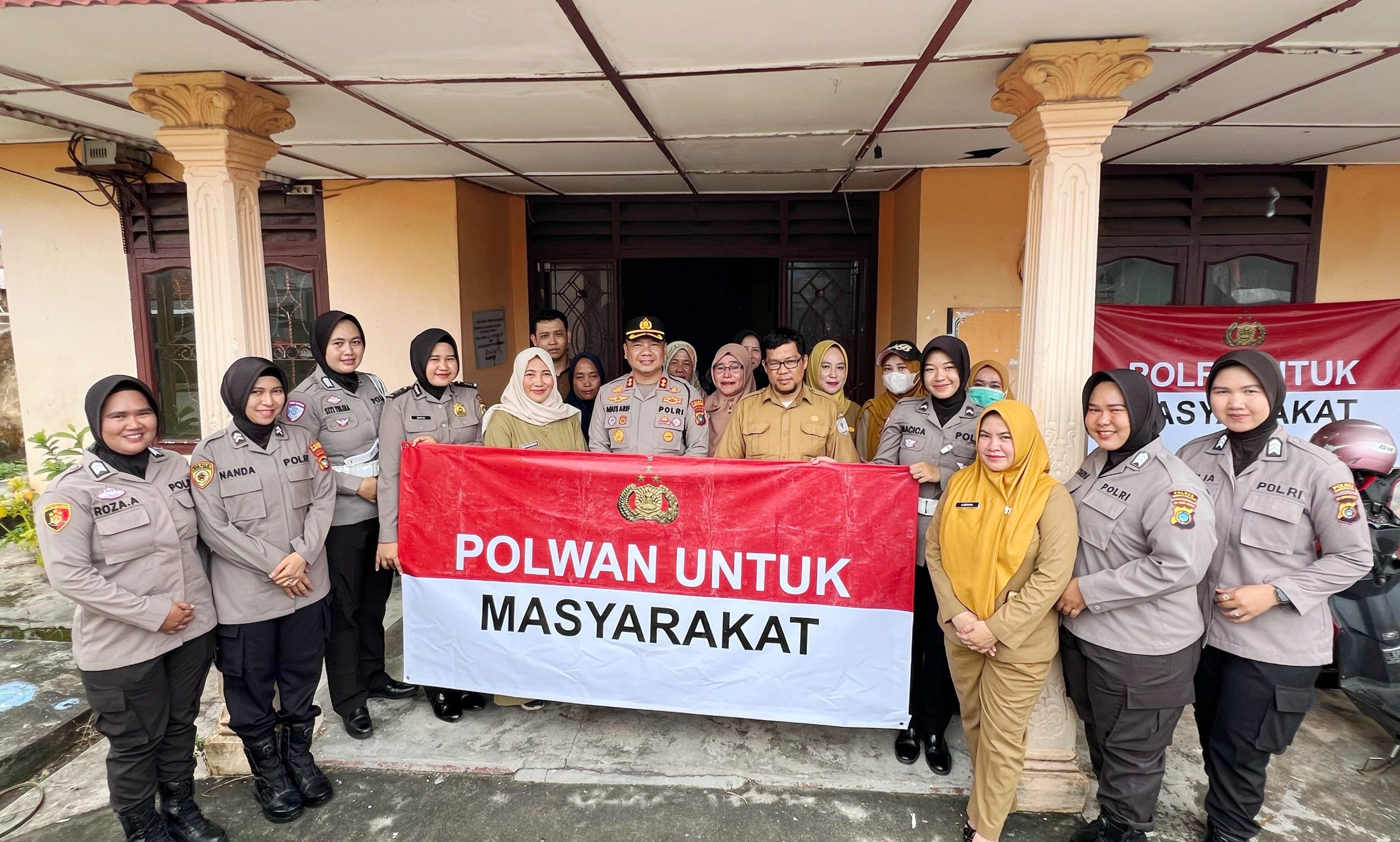Turun ke Posyandu, Polwan Polres Basel Imbau Warga Jaga Kesehatan Anak