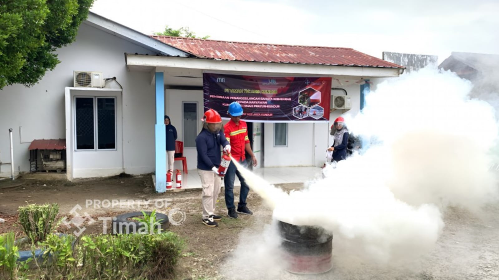 Tim HSE Kundur Gelar Pelatihan Pemadam Kebakaran di Klinik Bakti Timah