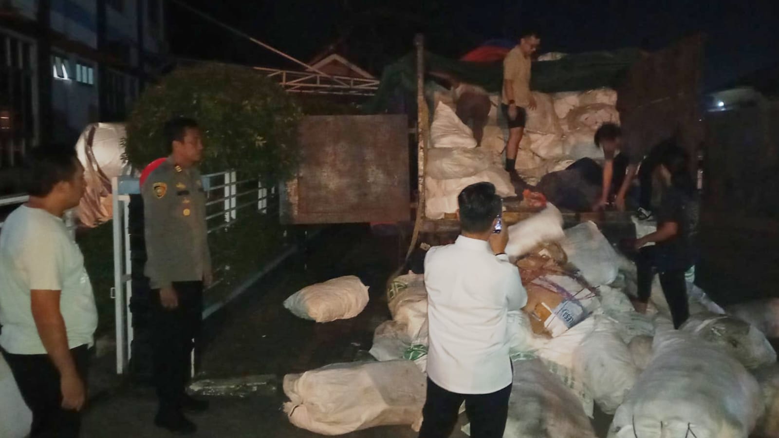 Dua Truk Bermuatan Slag Timah Ilegal Diamankan di Pelabuhan Pangkalbalam