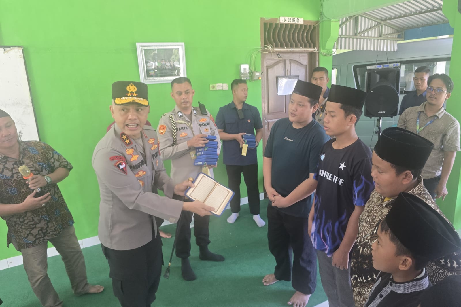 Kapolda Babel Berbagi Al-Quran ke 2 Panti Asuhan di Pangkalpinang