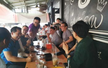 Basit Cinda Ngopi di Warkop Akew, Suasana Penuh Riang Gembira
