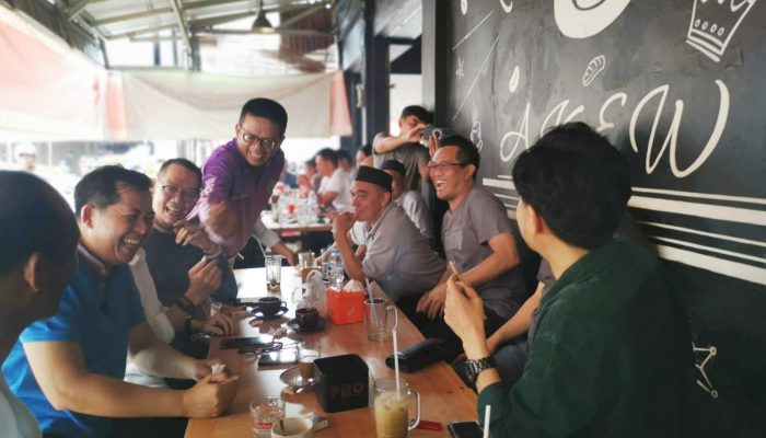 Basit Cinda Ngopi di Warkop Akew, Suasana Penuh Riang Gembira