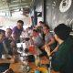 Basit Cinda Ngopi di Warkop Akew, Suasana Penuh Riang Gembira