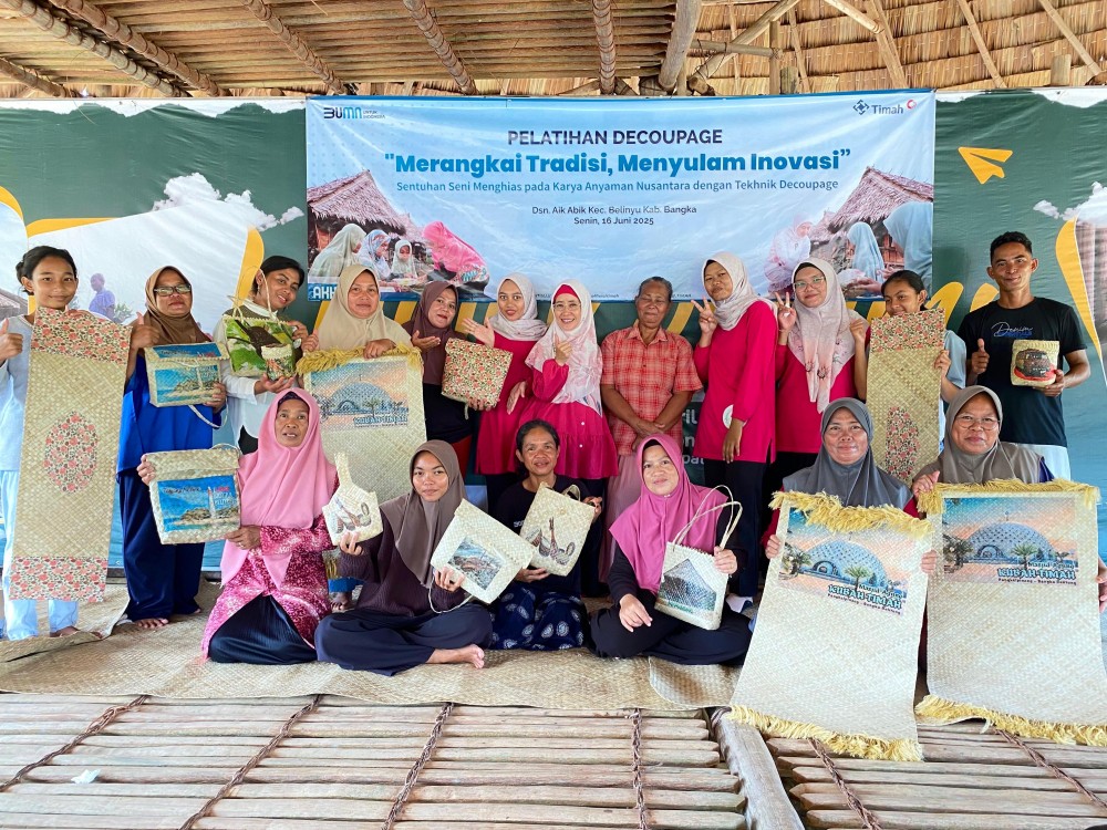 PT Timah Latih Masyarakat Adat Mapur Ciptakan Kerajinan Anyaman Bernilai Jual Tinggi
