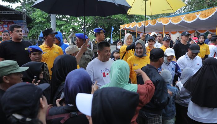 Hidayat Arsani Jalan Pagi Bareng Warga di Pasir Padi Beach Festival 2025