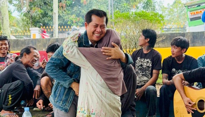 Doa dan Pelukan Erat Seorang Nenek Pemulung kepada Basit Cinda 