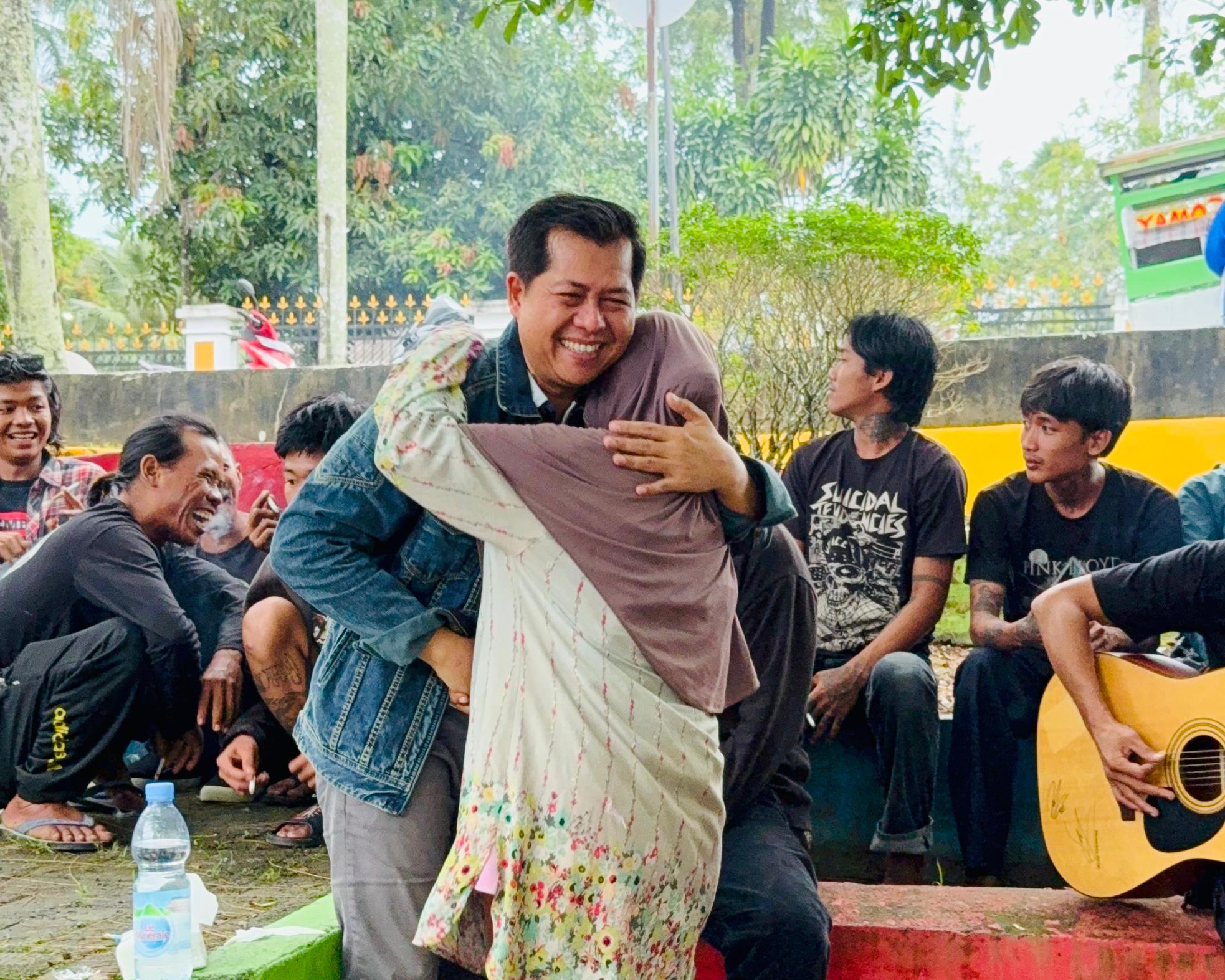 Doa dan Pelukan Erat Seorang Nenek Pemulung kepada Basit Cinda 