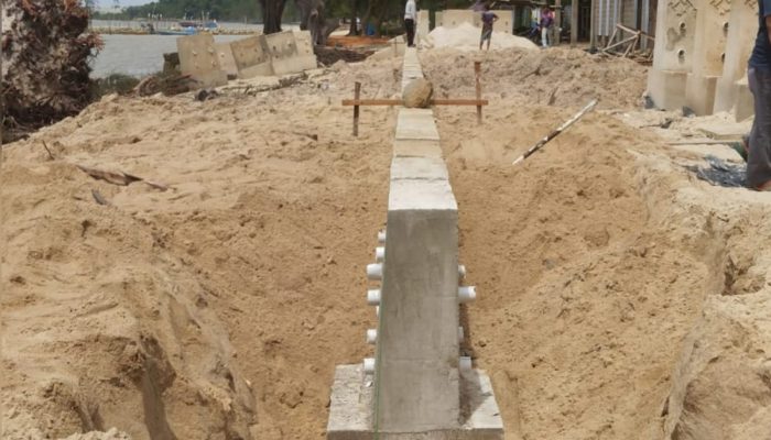 PT Timah Pasang Penahan Abrasi di Pantai Pongkar Karimun