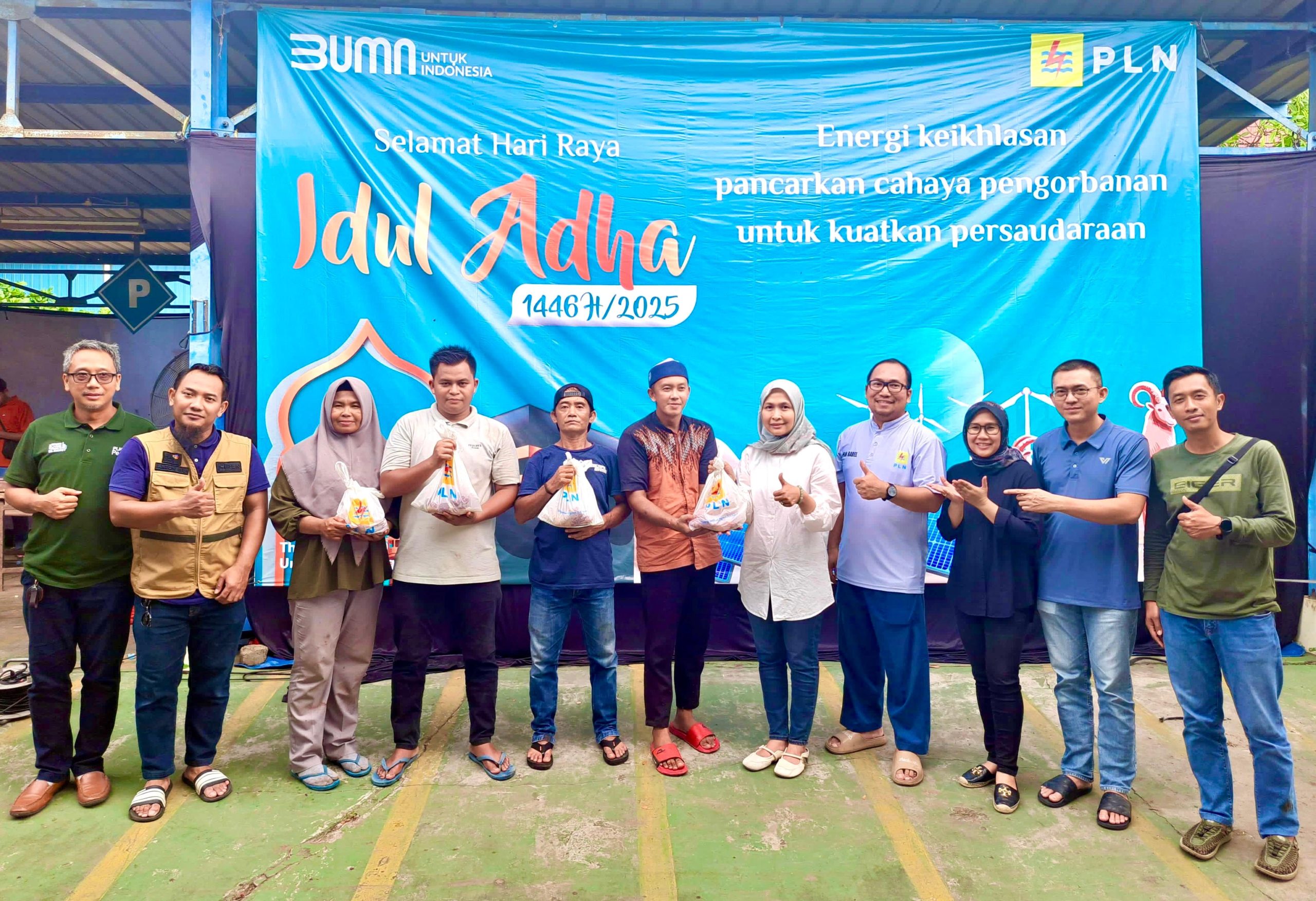 PLN UIW Babel Salurkan 1.200 Paket Daging Kurban untuk Warga Bangka Belitung