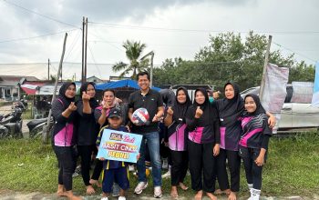 Ibu-ibu Rusunawa Sumringah Dapat Bantuan Voli dari Basit Cinda