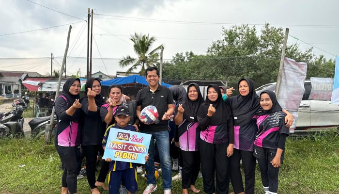 Ibu-ibu Rusunawa Sumringah Dapat Bantuan Voli dari Basit Cinda