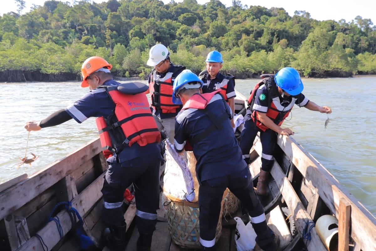 Dukung Ekonomi Nelayan, PT Timah Tebar 400 Kepiting Bakau di Perairan Kundur