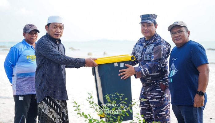 PT Timah Serahkan Bantuan Alat Kebersihan ke Pokdarwis Batu Tunggal