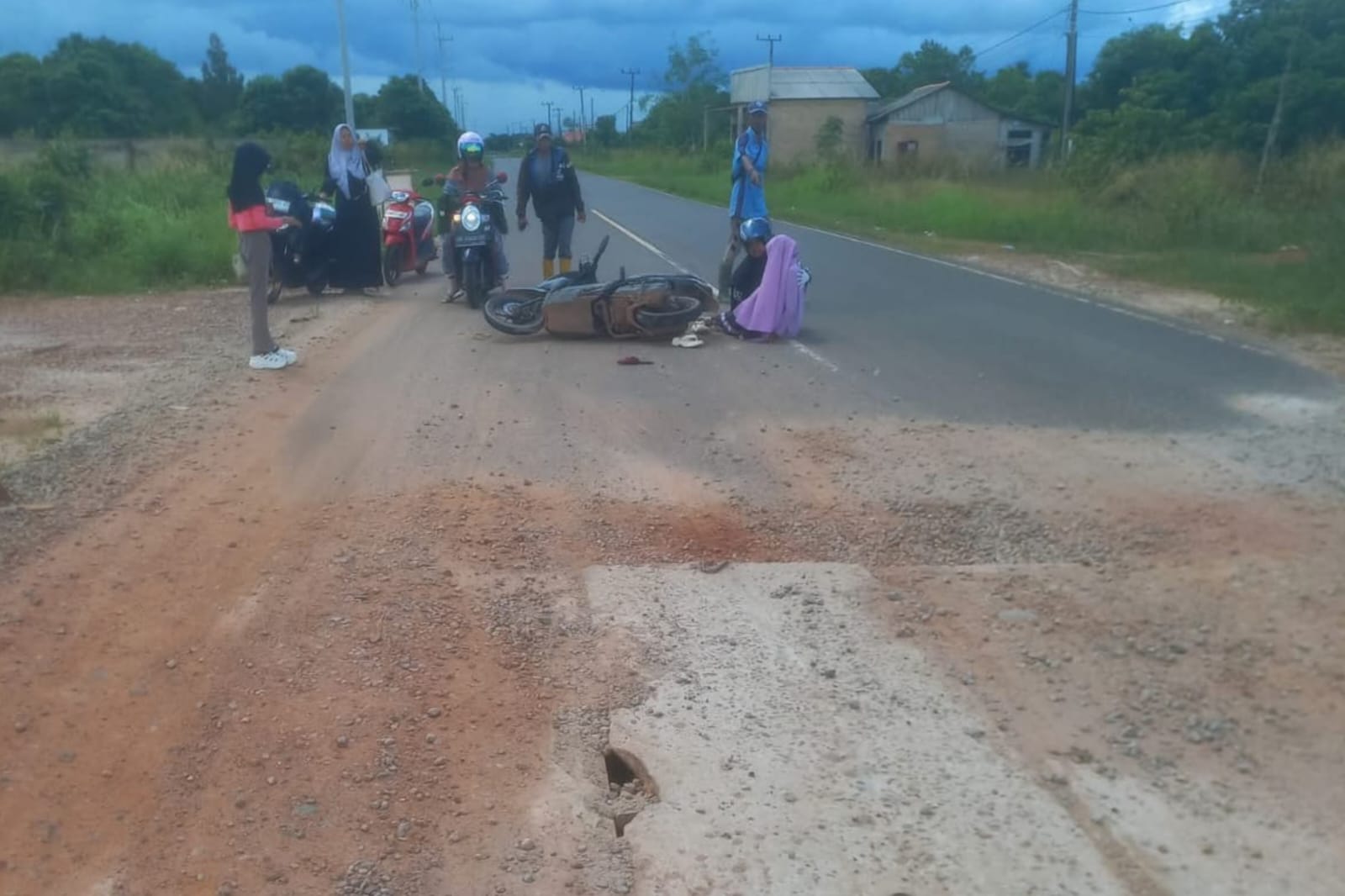 Miris! Akses Jalan Sadai-Pasir Putih Rusak Imbas Crossing Perusahaan Tambak Udang
