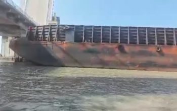 Diduga Lalai, Tongkang Lepas Kendali Tabrak Tiang Jembatan Emas Babel