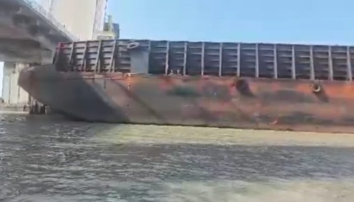 Diduga Lalai, Tongkang Lepas Kendali Tabrak Tiang Jembatan Emas Babel