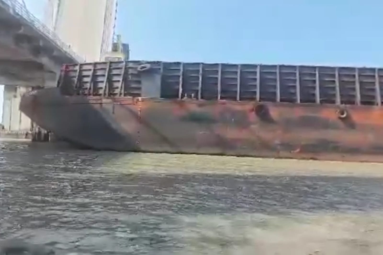 Diduga Lalai, Tongkang Lepas Kendali Tabrak Tiang Jembatan Emas Babel