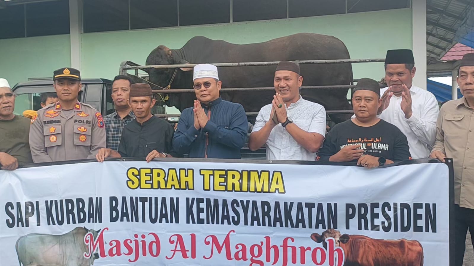 Rayakan Iduladha di Kampung Halaman, Bupati Basel Serahkan Sapi Kurban Bantuan Presiden ke Desa Bencah