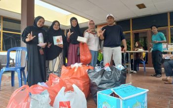Karyawan PT Timah Bersama Warga Mentok Kompak Nabung Sampah, Hasilnya Bisa Ditukar Sembako dan Uang Tunai