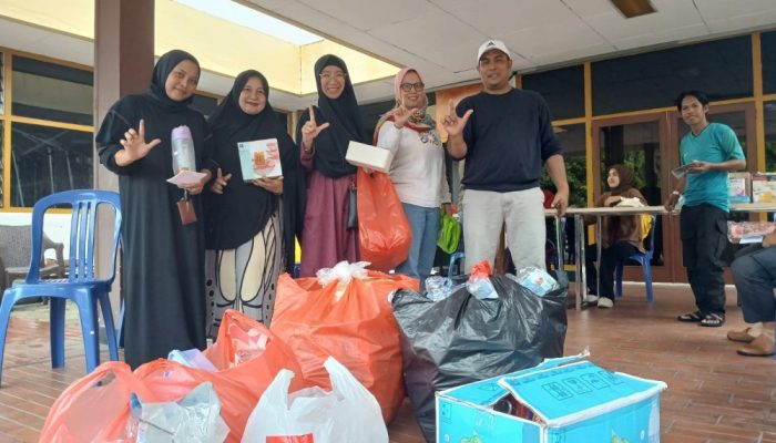 Karyawan PT Timah Bersama Warga Mentok Kompak Nabung Sampah, Hasilnya Bisa Ditukar Sembako dan Uang Tunai