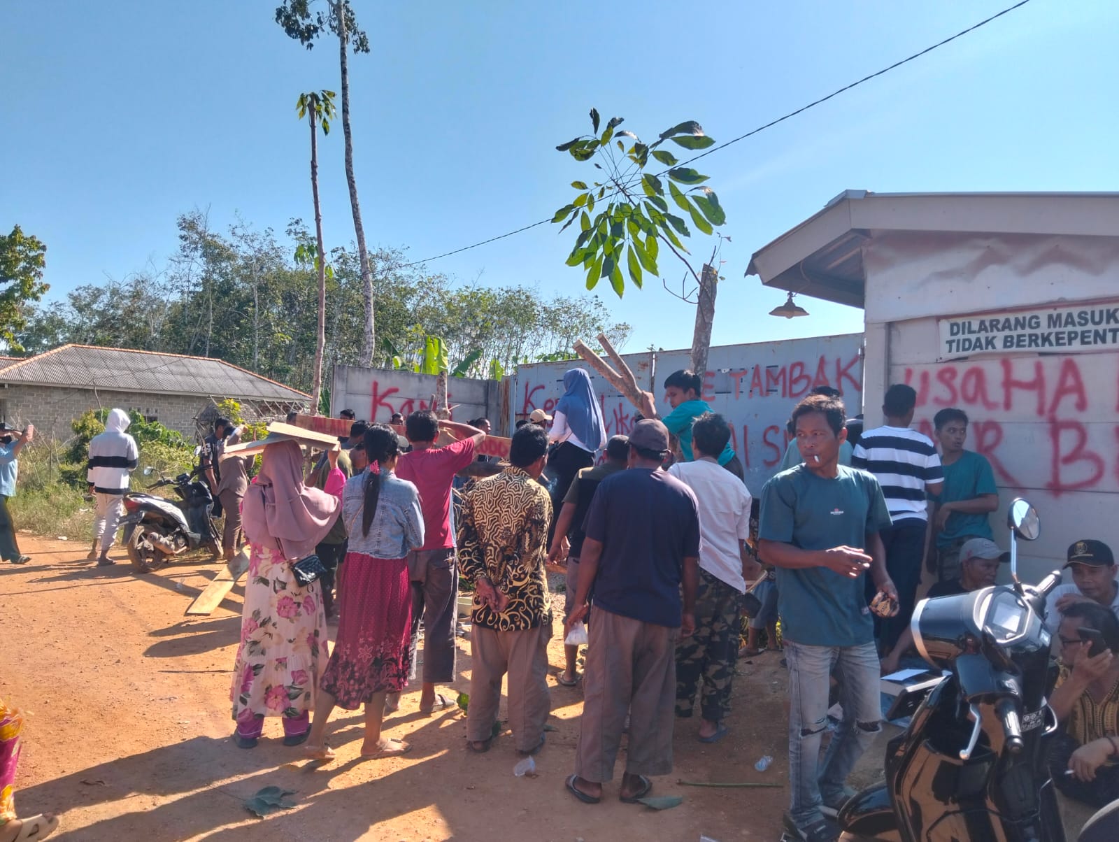 Air Sumur Jadi Asin, Warga Dusun 4 Desa Rajik Gruduk Tambak Udang PT SBB