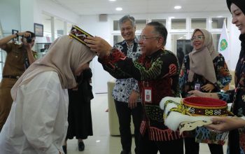 Hadiri Puncak HKG dan Rakernas di Samarinda, Ketua TP PKK Babel Disambut Tradisi Tapung Sekedung