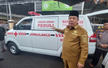 Tunaikan Janji, Hidayat Arsani Serahkan Ambulans untuk Warga Desa Pangkal Buluh
